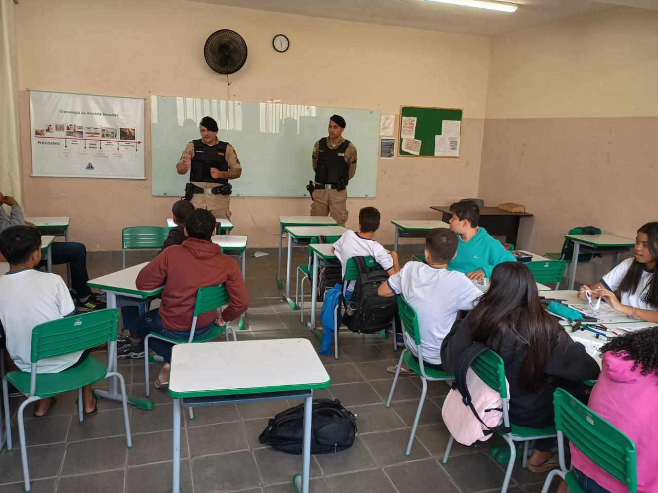 Polícia Militar realiza palestra na Escola Antônio Macedo sobre  Campanha Nacional de Trânsito em Ewbank da Câmara